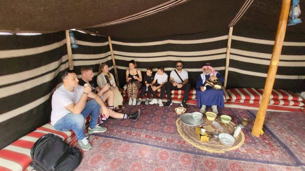 Drink an arabic coffee with a bedouin in Dubai - Alturis tours and events