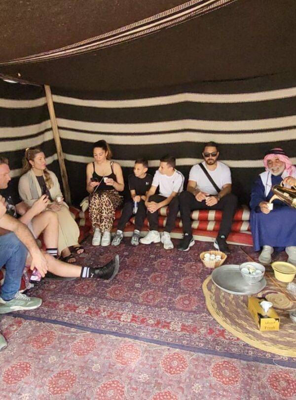 Drink an arabic coffee with a bedouin in Dubai - Alturis tours and events